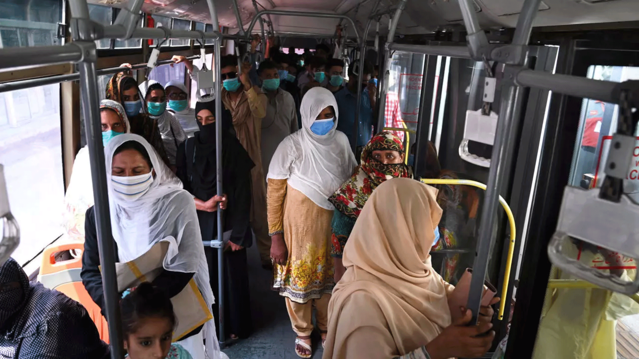ركاب حالفة للنقل المشترك في لاهور في 12 أغسطس 2020 