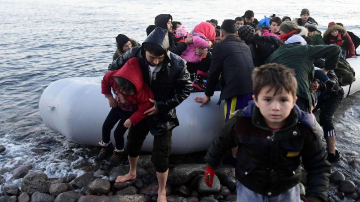 مهاجرون يجتازون بحر إيجه ويصلون إلى سواحل ليسبوس اليونانية في مارس 2020