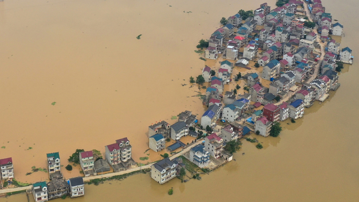 الفيضانات الموسمية تغمر شوارع مدينة جيوجانغ وبيوتها في وسط الصين