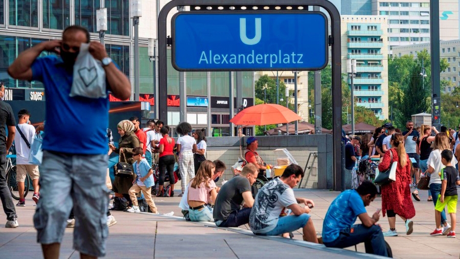جمع من الناس في ميدان ألكسندر في برلين وسط تفشي جائحة كورونا. 14 أغسطس