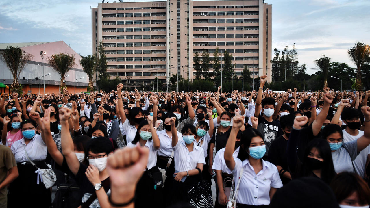 طلاب يرفعون قبضاتهم خلال تظاهرة في معهد الملك مونكوت للتكنولوجيا في بانكوك في 19 أغسطس 2020 