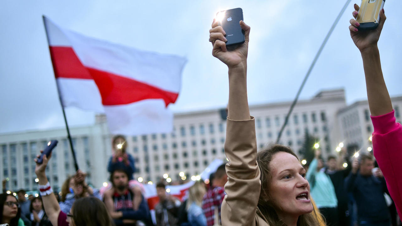 أنصار المعارضة خلال تجمعهم في 19 أغسطس 2020 في العاصمة البلاروسية مينسك احتجاجا على نتائج الانتخابات الرئاسية