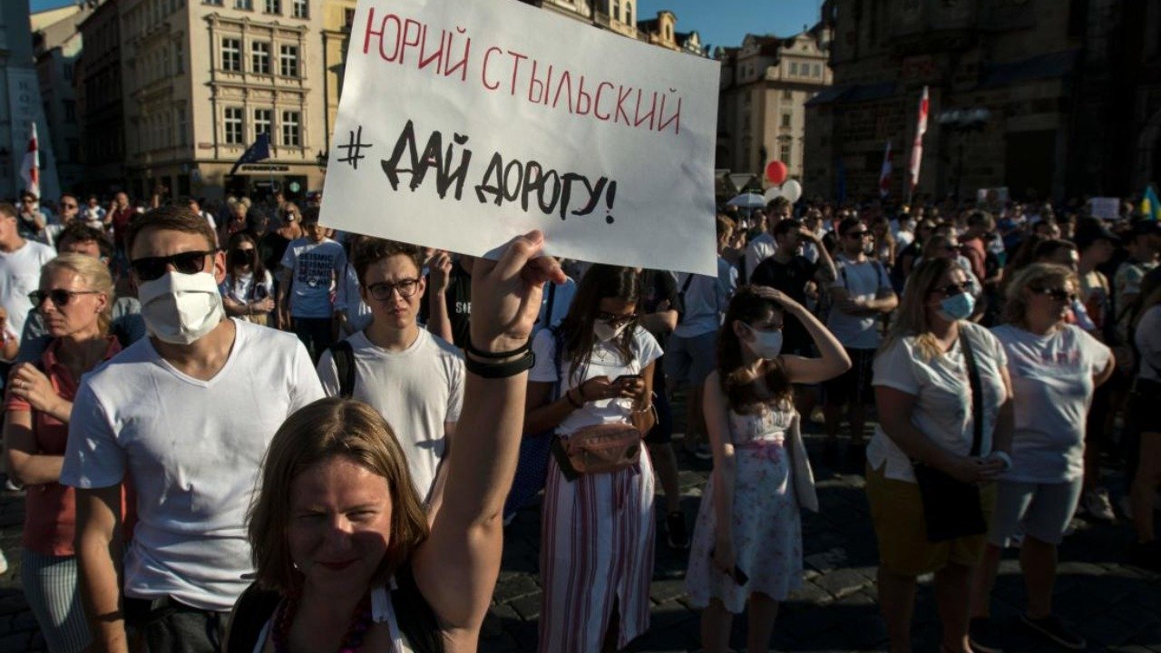 احتشد المئات من التشيك والبيلاروسيين في وسط مدينة براغ الأحد دعماً للمحتجين على فوز الرئيس البيلاروسي ألكسندر لوكاشينكو