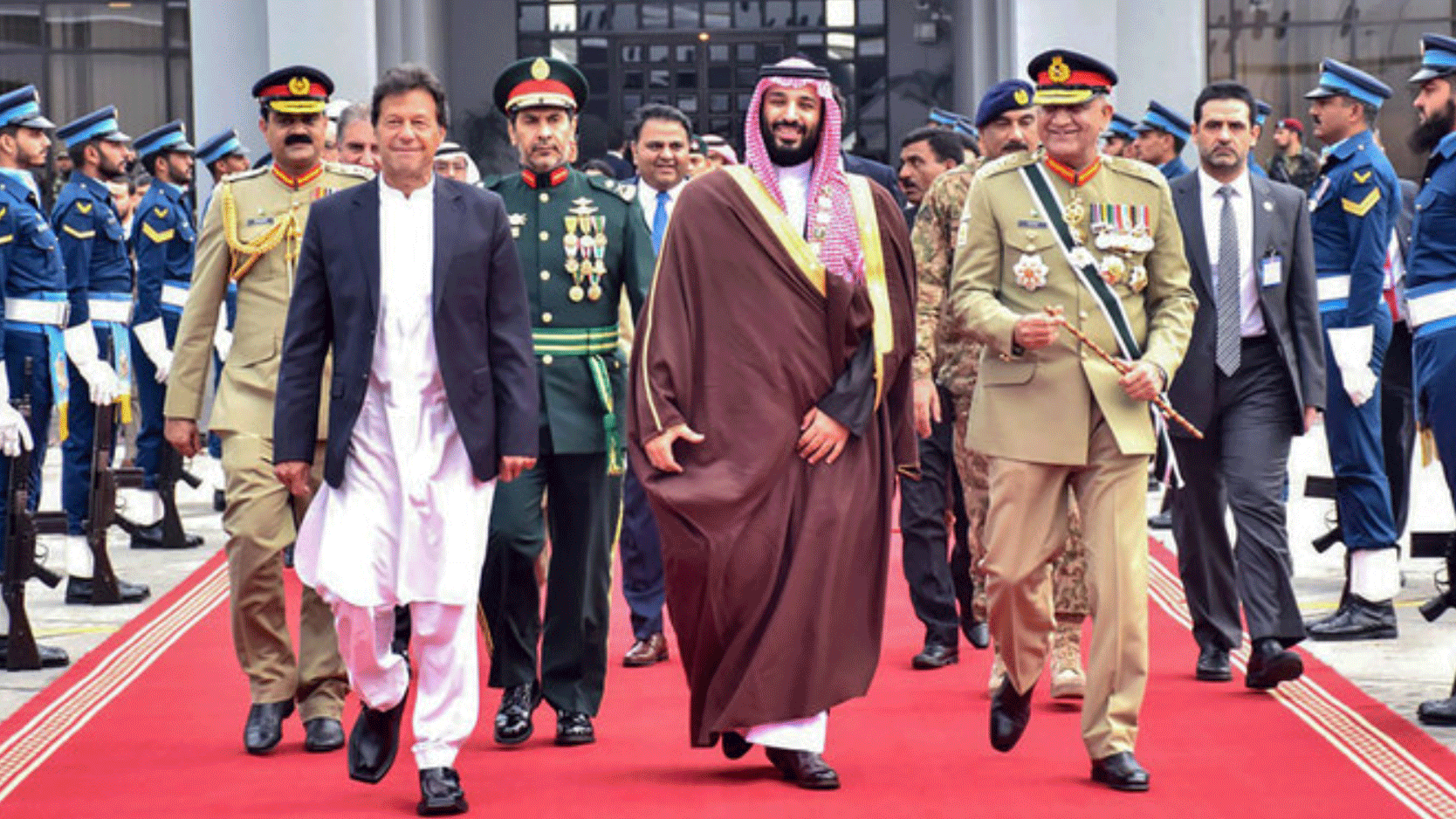 ولي العهد السعودي محمد بن سلمان يتوسط رئيس وزراء باكستان عمران خان (يسار) وقائد الجيش الباكستاني الجنرال قمر جاويد في إسلام أباد، بتاريخ 18 فبراير 2019