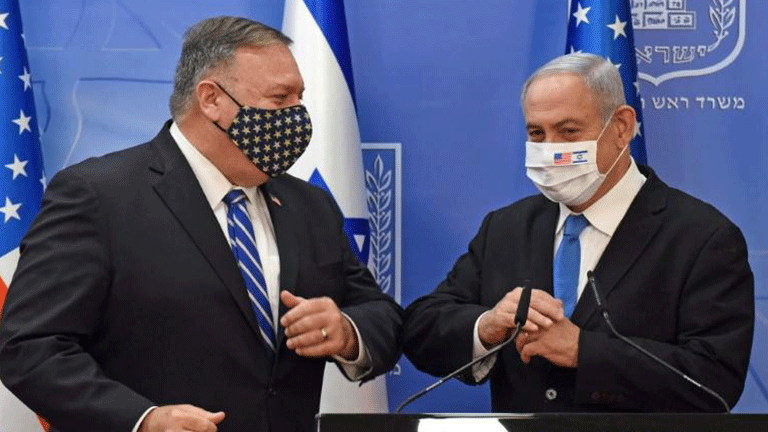 وزير الخارجية الأميركي مايك بومبيو (يسار) ورئيس الوزراء الإسرائيلي بنيامين نتانياهو في إسرائيل الاثنين