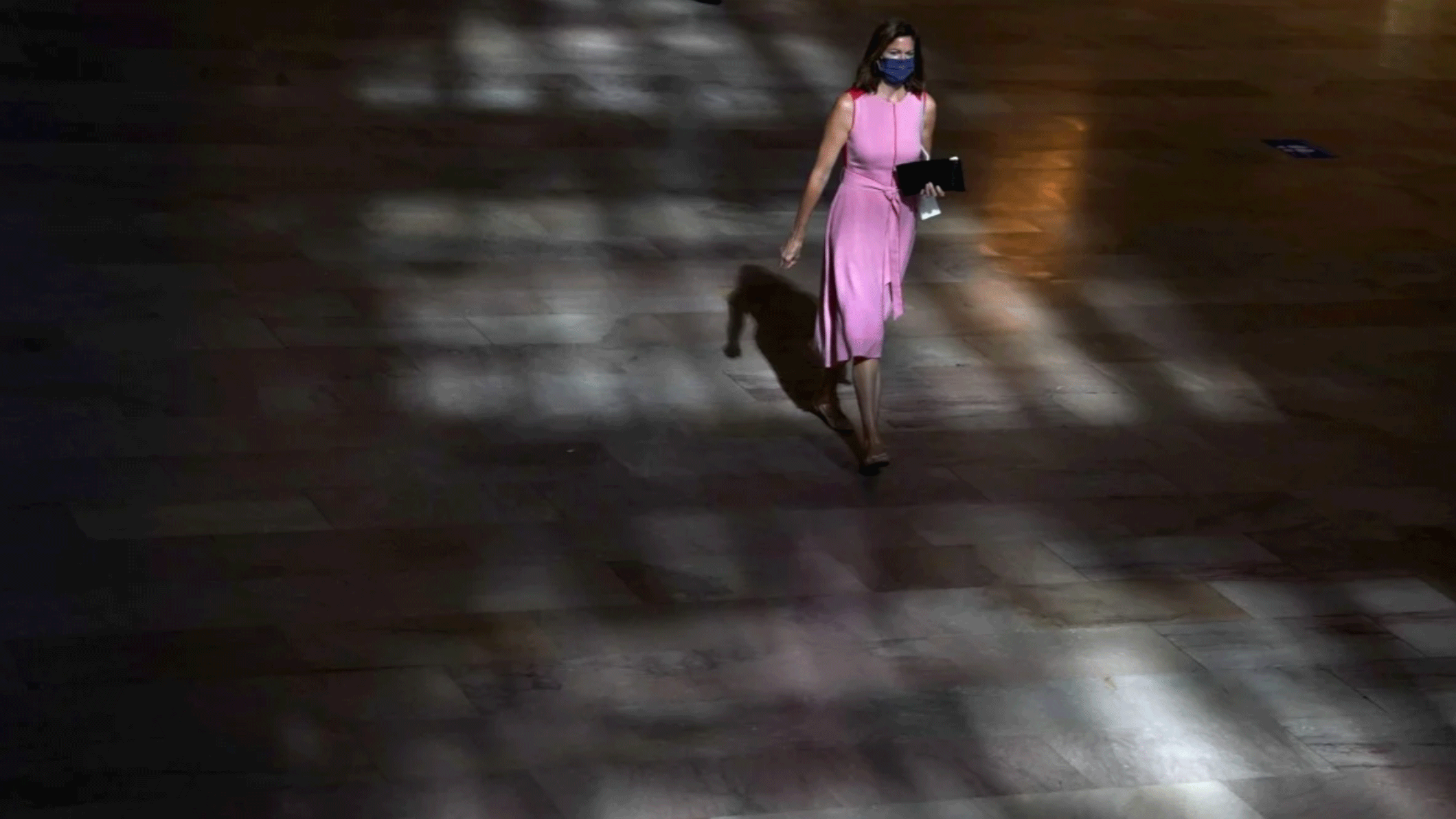 امرأة تسير في محطة غراند سنترال في نيويورك في 24 أغسطس 2020