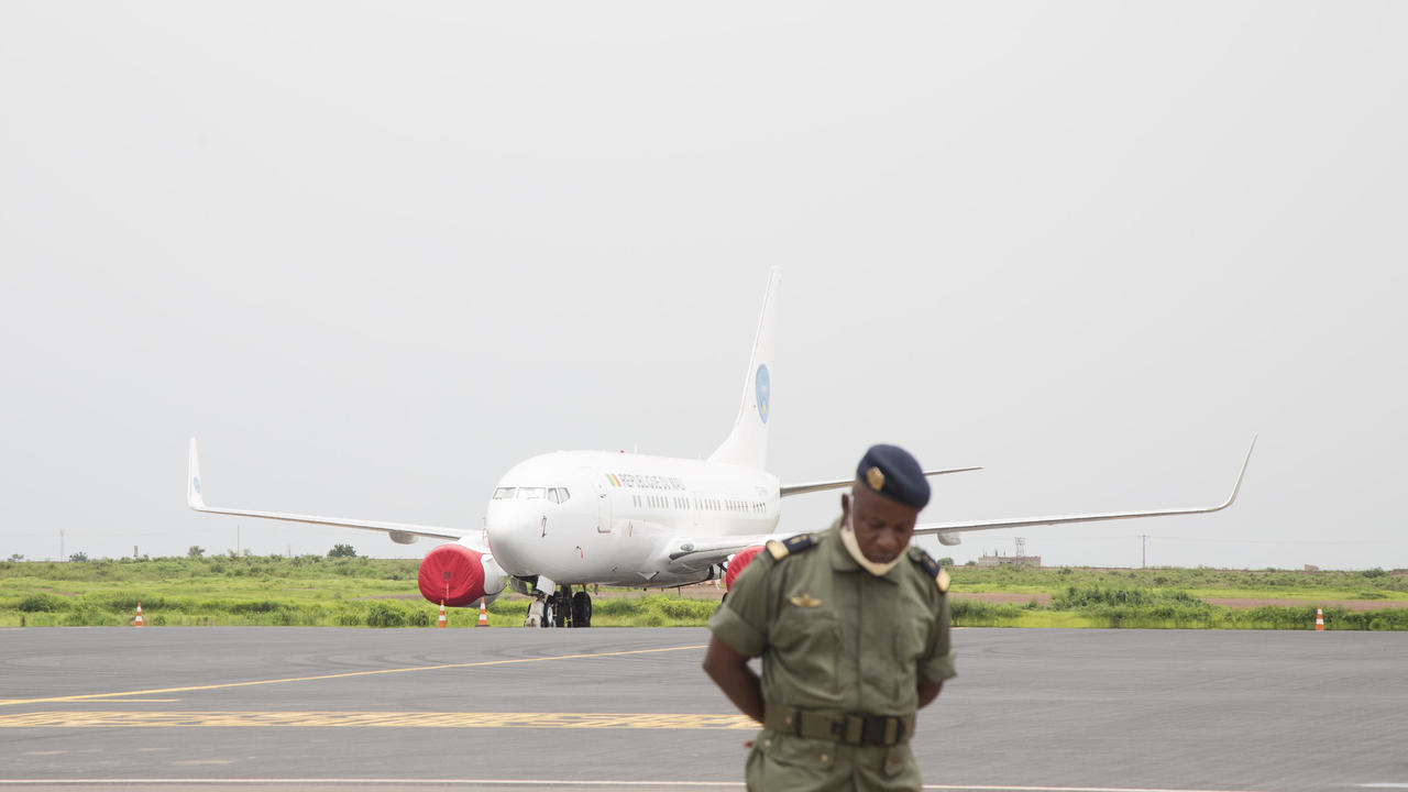 عسكري مالي ينتظر قبالة الطائرة الرئاسية المالي في مهبط مطار باماكو قبل اجتماع القادة العسكريين الماليين مع وفد المجموعة الاقتصادية لدول غرب إفريقيا في 2 أغسطس 2020 