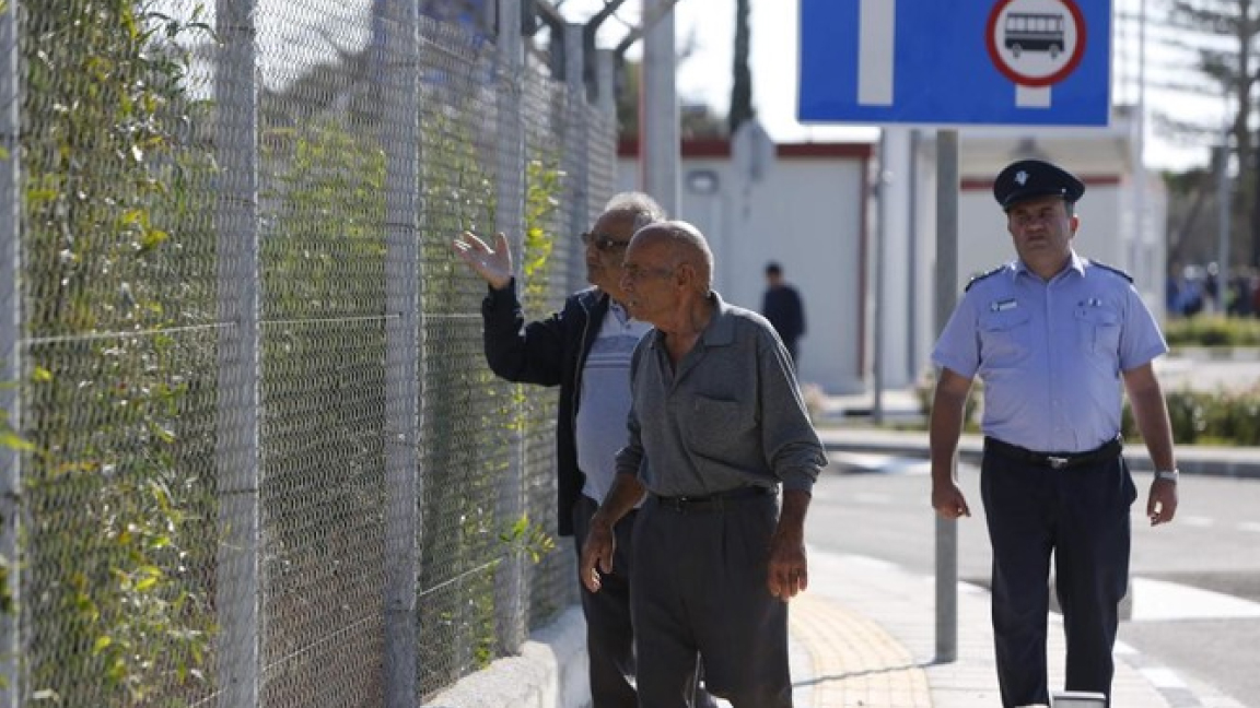 السياج الفاصل بين قبرص اليونانية وقبرص التركية مثال على أزمات لا تحل بين أنقرة وأثينا