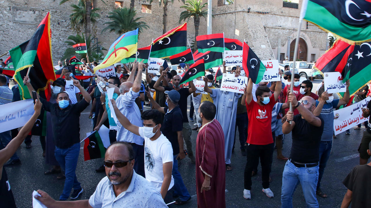 ليبيون يتظاهرون في ميدان الشهداء في وسط طرابلس في 25 أغسطس 2020