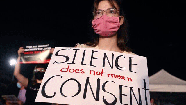 امرأة تشارك في التظاهرة المستنكرة للعنف ضد النساء في تل أبيب، 23 أغسطس 2020 