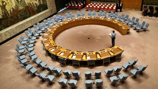 قاعة مجلس الأمن المتحدة تنتظر دخول القادة لاجتماع في نيويورك. سبتمبر 2017