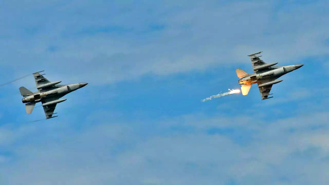 مقاتلتا اف-16 تايوانيتان خلال تدريبات عسكرية في تايوان في 30 مايو 2019.