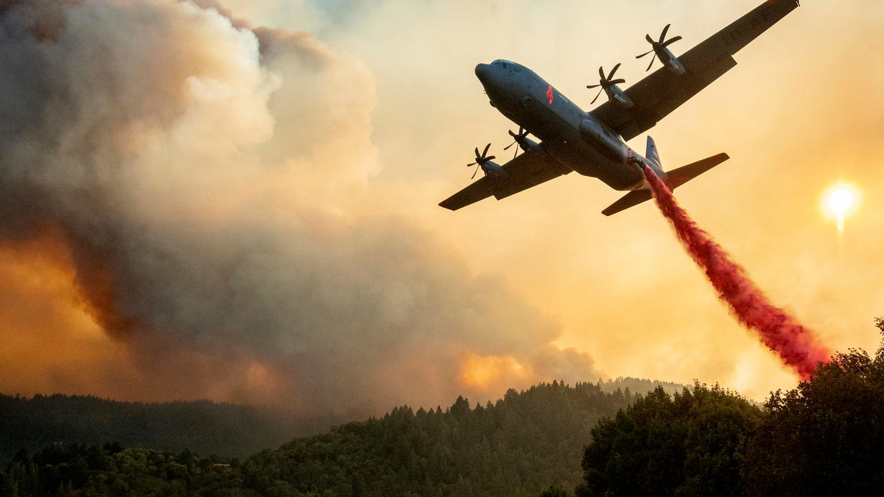 طائرة لإخماد النيران تلقي المياه فوق حريق في هيلدسبرغ بولاية كاليفورنيا في 20 أغسطس 2020