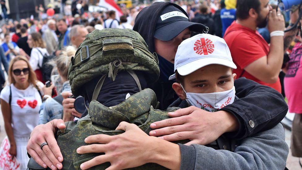 آلاف المحتجين في مينسك للتنديد بإعادة انتخاب الرئيس ألكسندر لوكاشينكو