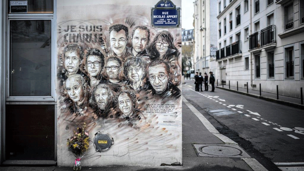 رجال شرطة خارج المقر السابق لأسبوعية شارلي إيبدو قبيل مراسم إحياء الذكرى الرابعة للهجوم المتطرف في باريس، 07 يناير 2019
