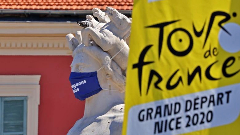 تمثال مقنع في مدينة نيس الفرنسية، وفي الصورة شعار سباقات فرنسا للدراحات. 26 أغسطس 2020.