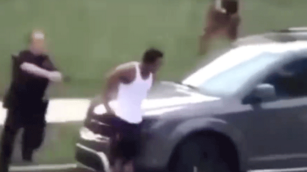 لقطة من فيديو وثق واقعة إطلاق النار على الرجل الأسود من قبل الشرطي 