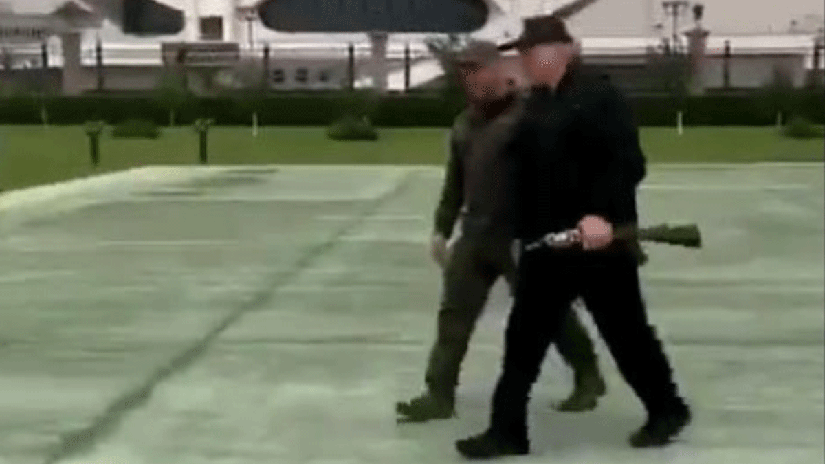 رئيس بيلاروسيا مسلحاً: لا تعبثوا معي!