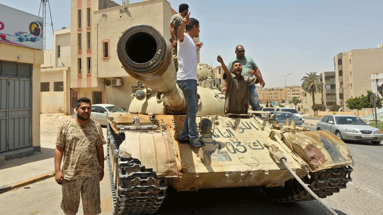 مقاتلون موالون لحكومة الوفاق الوطني المعترف بها من قبل الأمم المتحدة، تم تصويرهم في بلدة ترهونة، التي تبعد نحو 65 كيلومترًا جنوبي شرق العاصمة طرابلس، 5 حزيران 2020