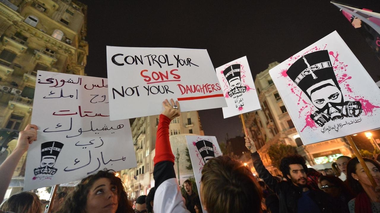 متظاهرون ومتظاهرات في 2013 ضد التجاوزات الجنسية بحق النساء