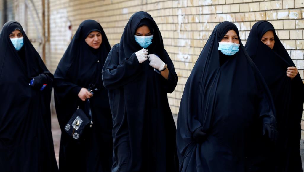عراقيات يرتدين كمامات واقية درءاً لخطر فيروس كورونا