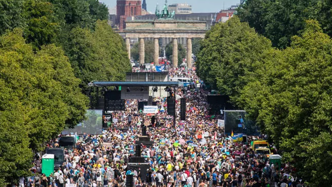 تظاهرة ضد إجراءات كورونا في برلين السبت