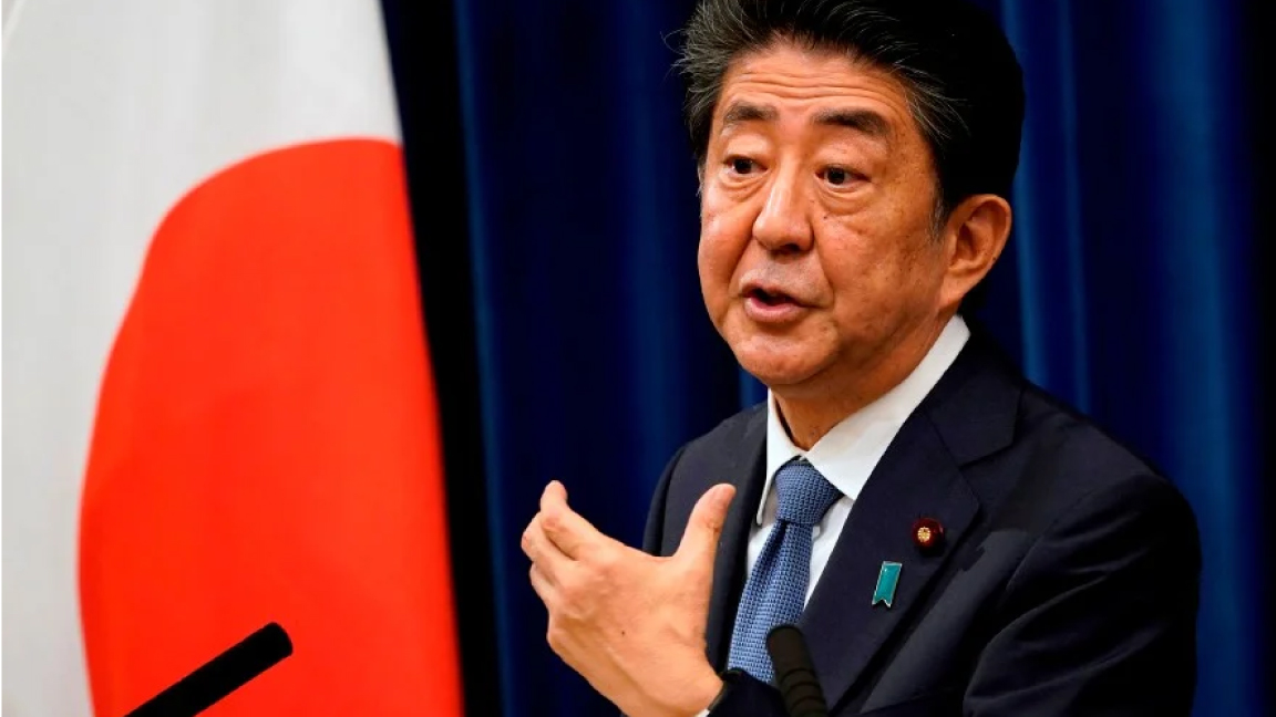 شينزو آبي مستقيلًا في مؤتمر صحافي في طوكيو الجمعة