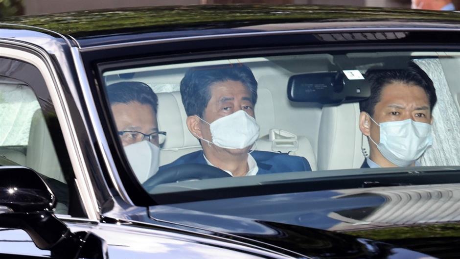 يصل رئيس الوزراء الياباني شينزو آبي (وسط) إلى مستشفى في طوكيو في 24 أغسطس 2020. أمضى آبي، البالغ من العمر 65 عامًا، أكثر من سبع ساعات في أحد مستشفيات طوكيو الأسبوع الماضي خلال فحص طبي لم يعلن عنه سابقًا أصر مساعدوه على أنه روتيني.