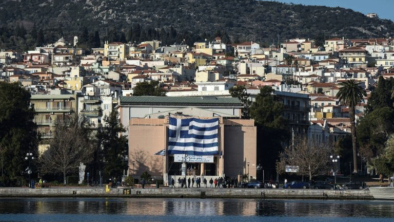 العلم اليوناني فوق المبنى البلدي في جزيرة ليسبوس