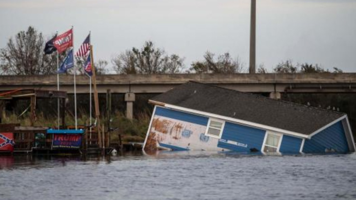 منزل في لويزيانا قذفه إعصار لورا إلى النهر الجمعة