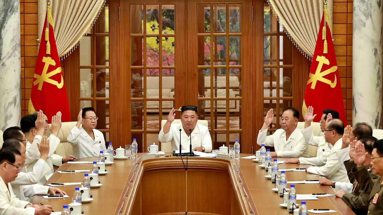 الزعيم الكوري الشمالي كيم جونغ اون مترئسا اجتماع لجنة عليا في حزب العمال الحاكم في 25 اغسطس في صورة من وكالة الانباء الكورية الشمالية الرسمية