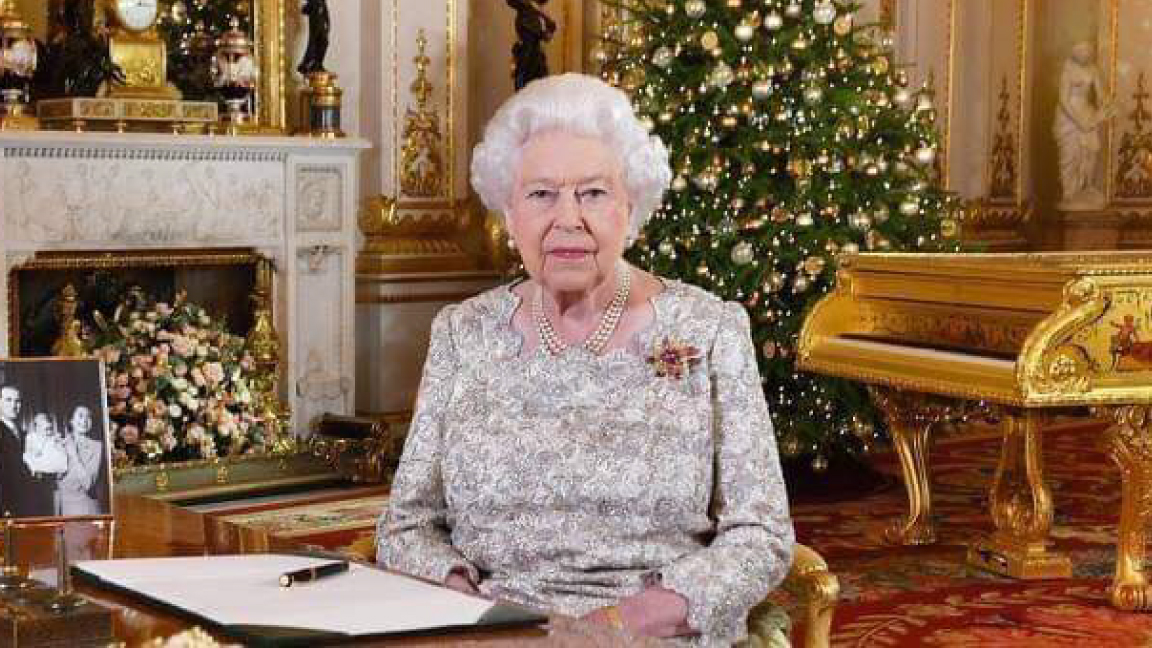 البيانو الذهبي خلف الملكة أليزابيت يثير ضجة على مواقع التواصل الاجتماعي