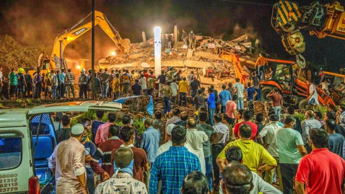 عمليات الإنقاذ مستمرة لإنقاذ المحاصرين تحت أنقاض مبنى انهار في غرب الهند 