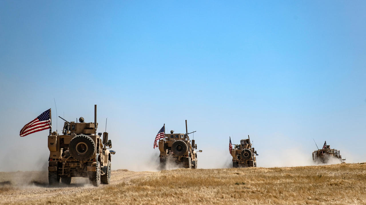 قافلة عسكرية أميركية في دورية مشتركة مع قوات تركية على أطراق تل أبيض في سوريا عند الحدود التركية بتاريخ 8 سبتمبر 2019