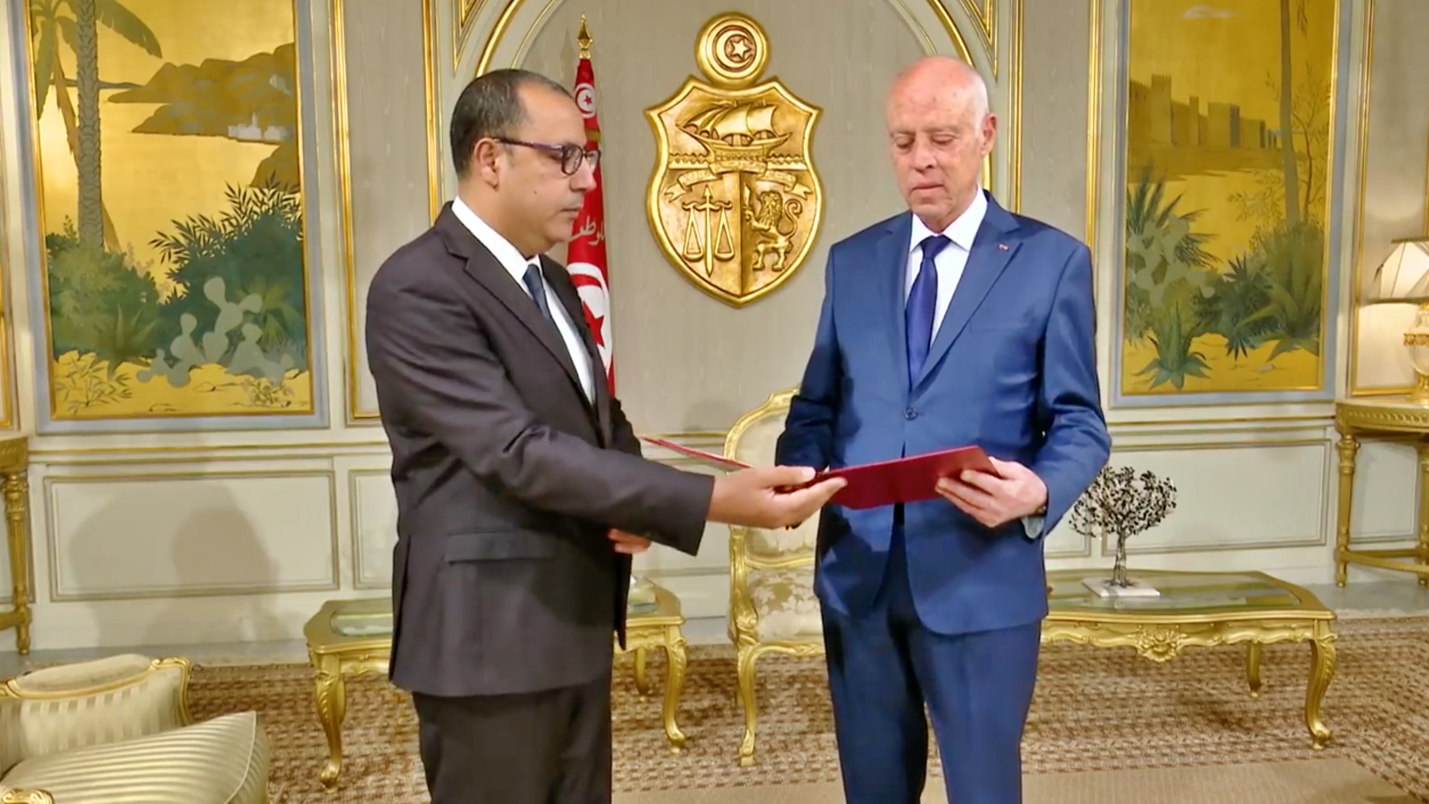 قيس سعيد يتسلم رسميا من هشام المشيشي تشكيلة الحكومة الجديدة.