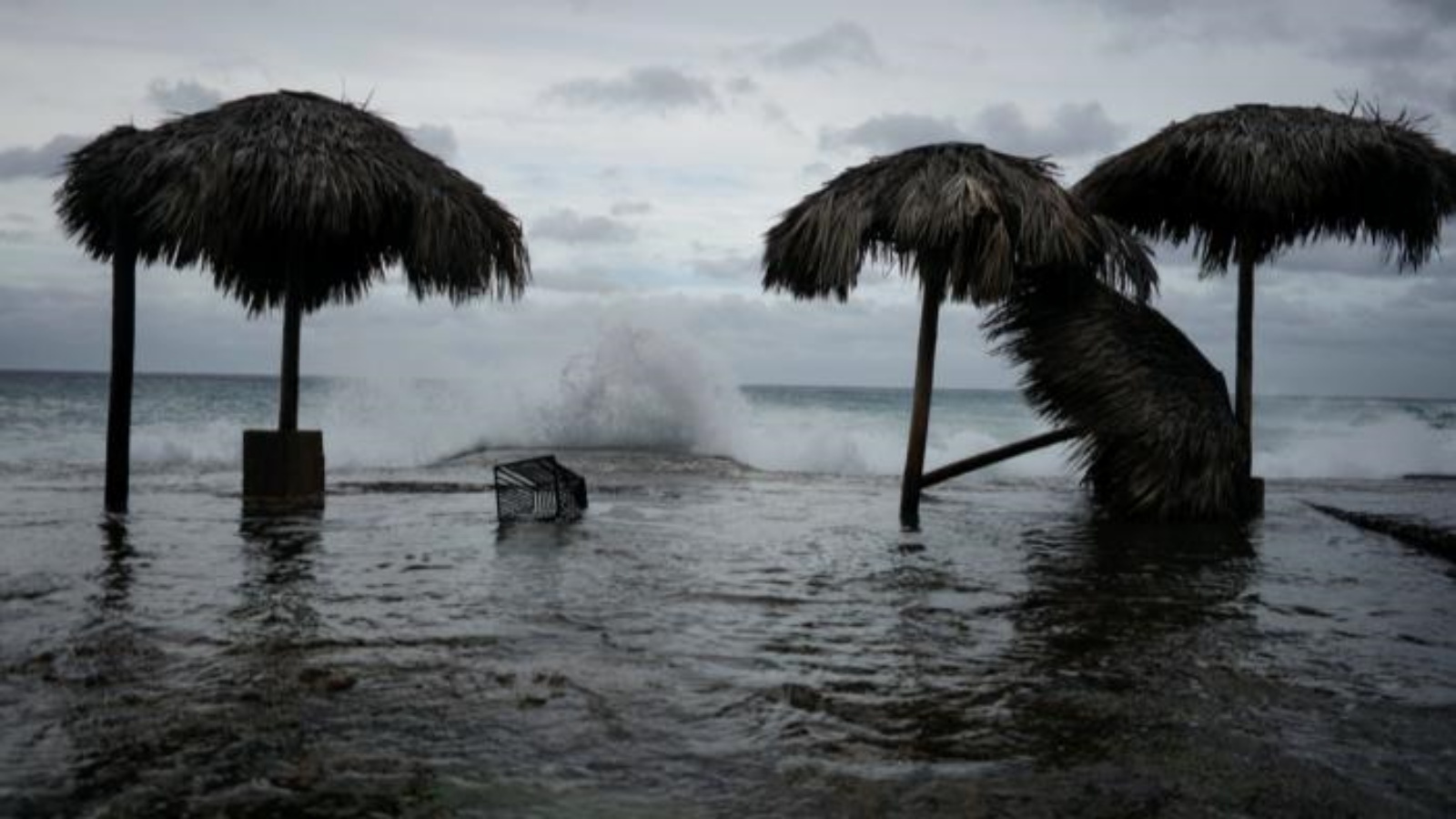 الإعصار لورا يشتد ويهدد السواحل الأميركية 