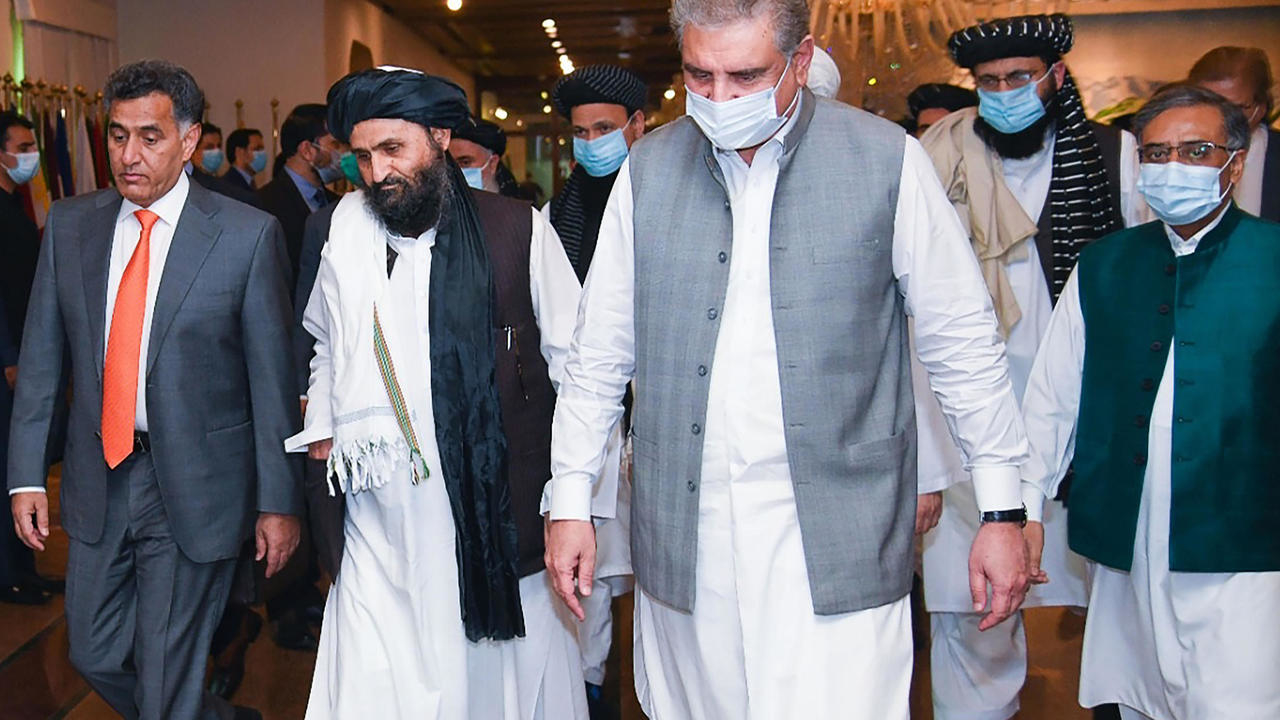 وزير الخارجية الباكستاني شاه محمود قرشي (الثالث من اليسار) وبجانبه كبير مفاوضي حركة طالبان الملا عبد الغني برادار (الثاني من اليسار) قبل محادثات في إسلام اباد