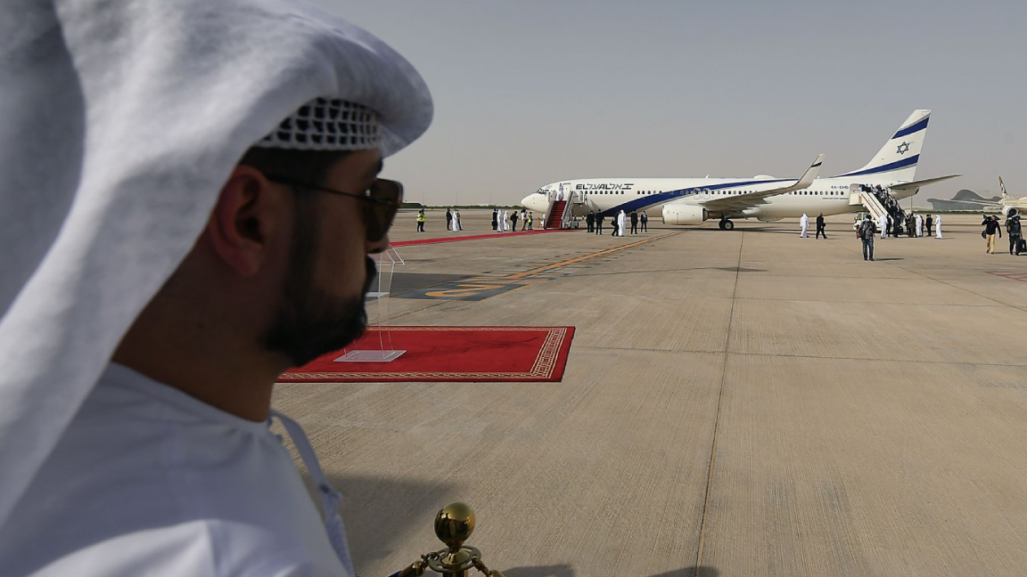 طائرة إل عال جاثمة في مطار أبوظبي الإثنين في أول رحلة بين إسرائيل والإمارات