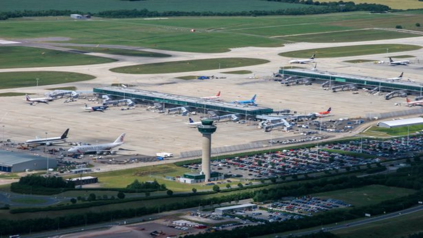 مطار ستانستيد في لندن حيث هبطت طائرة رايان أير