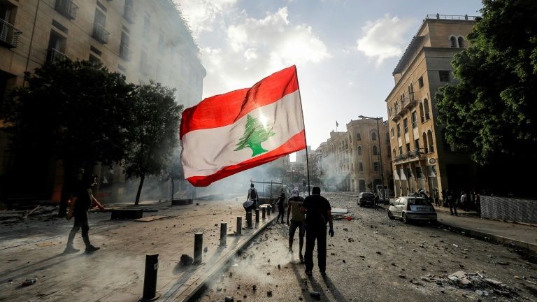 جانب من المظاهرات التي اندلعت في بيروت بعد تشييع ضحايا انفجار المرفأ