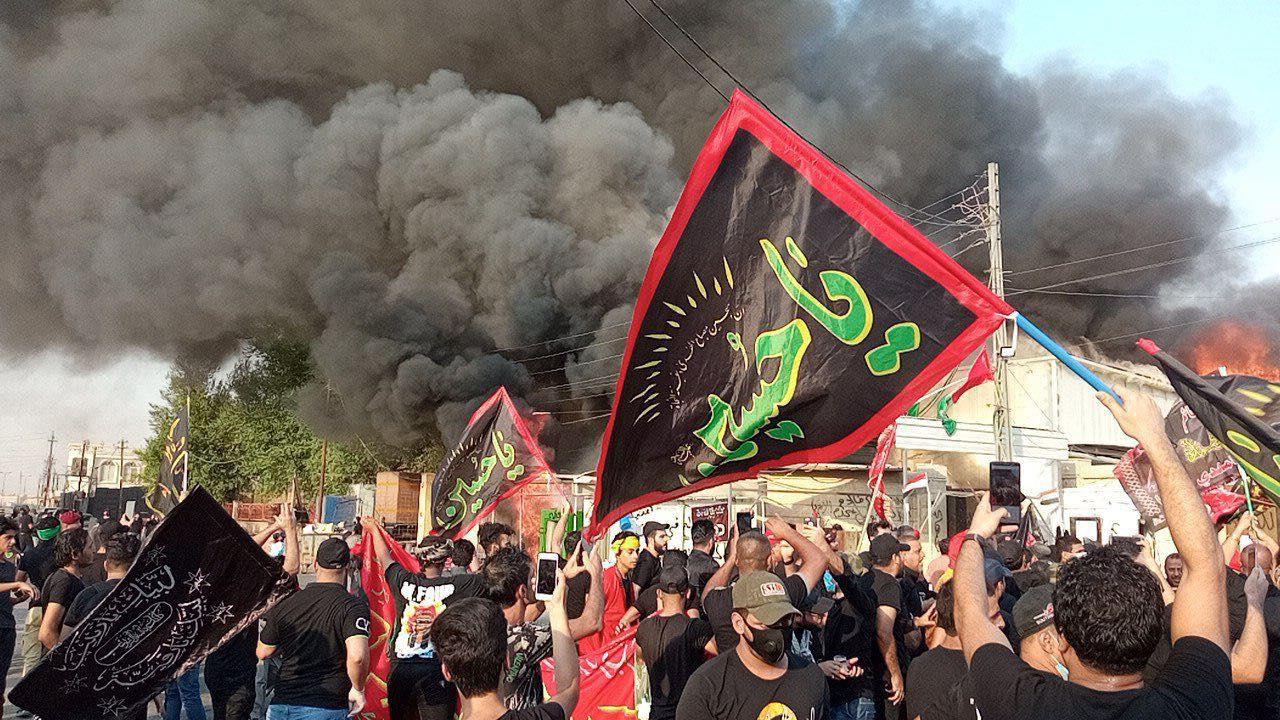 عراقيون غاضبون يحرقون مبنى قناة دجلة لبثها أغان في عاشوراء