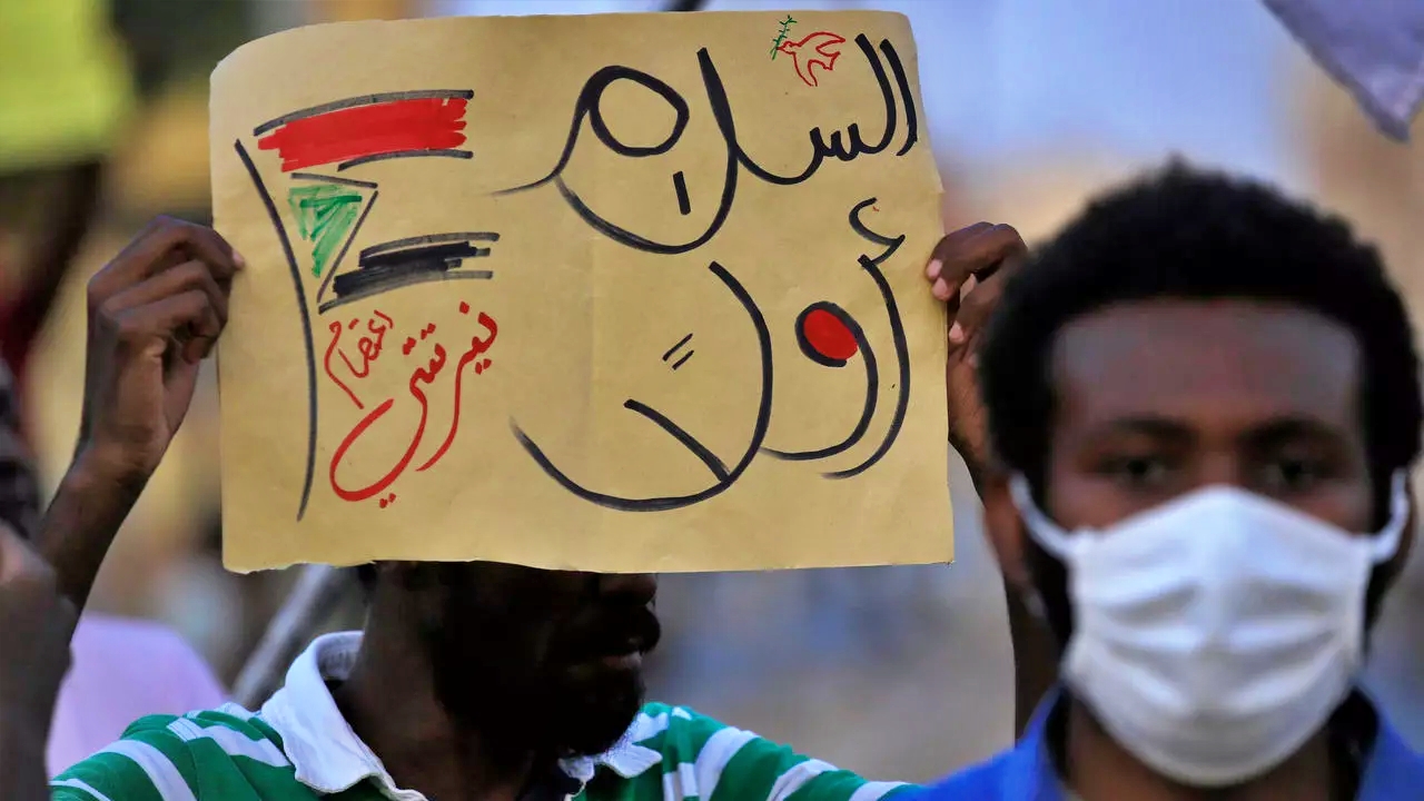 متظاهرون في الخرطوم يحملون يافطة كتب عليها السلام أولاً. 4 يوليو.