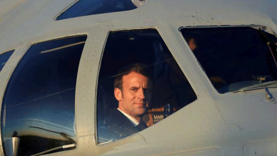 الرئيس الفرنسي ايمانويل ماكرون داخل الطائرة