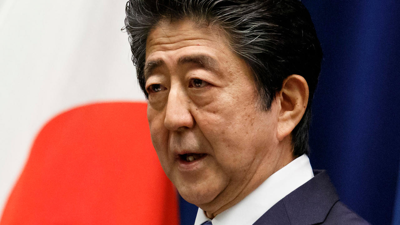 رئيس الوزراء الياباني شينزو آبي خلال مؤتمر صحافي من مقر إقامته الرسمي في طوكيو في 18 يونيو 2020