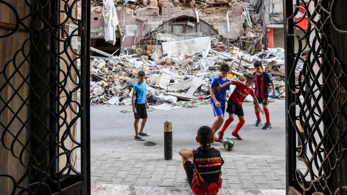 مباراة كرة القدم فوق الركام في منطقة الجميزة التي تضررت بشكل كبير جراء انفجار بيروت
