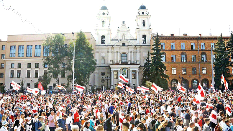 المعارضة البيلاروسية مستمرة في تأجيج احتجاجاتها مع إرسال تطمينات سياسية إلى روسيا، والصورة من مينسك الأحد