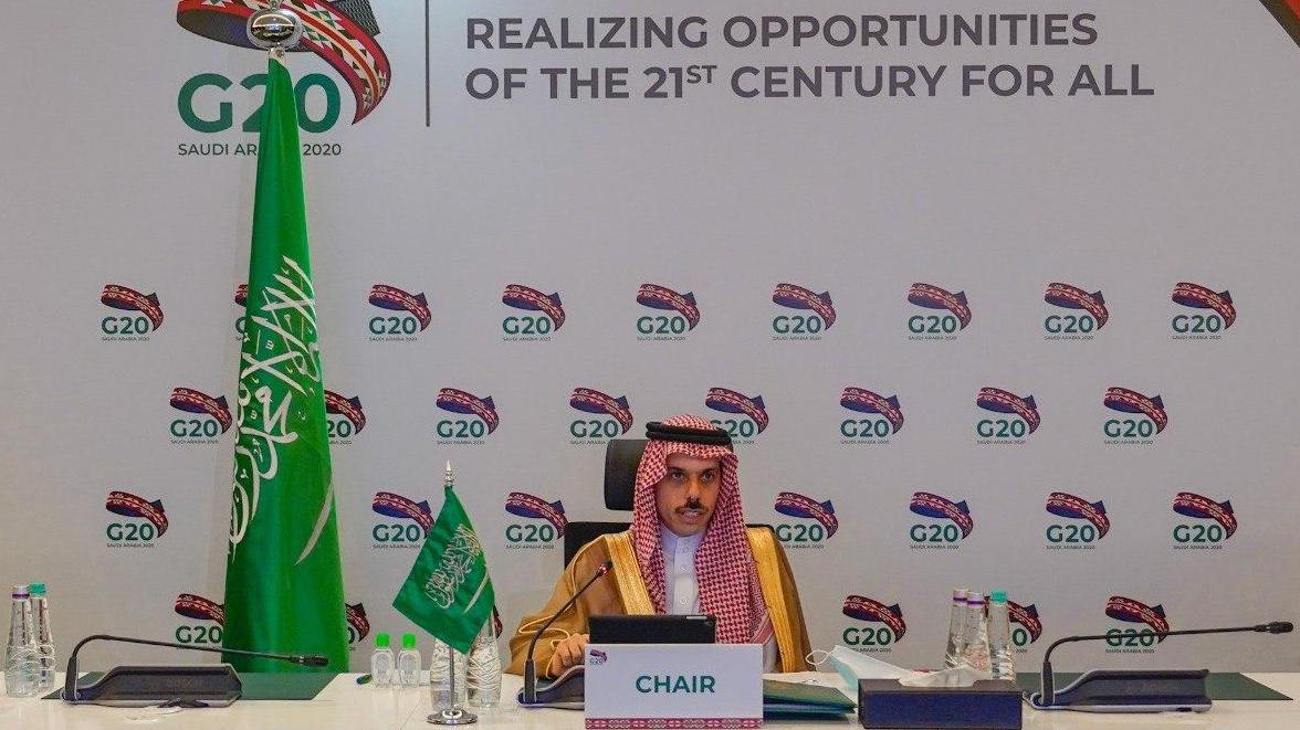 وزير الخارجية السعودي أثناء ترؤسه الإجتماع