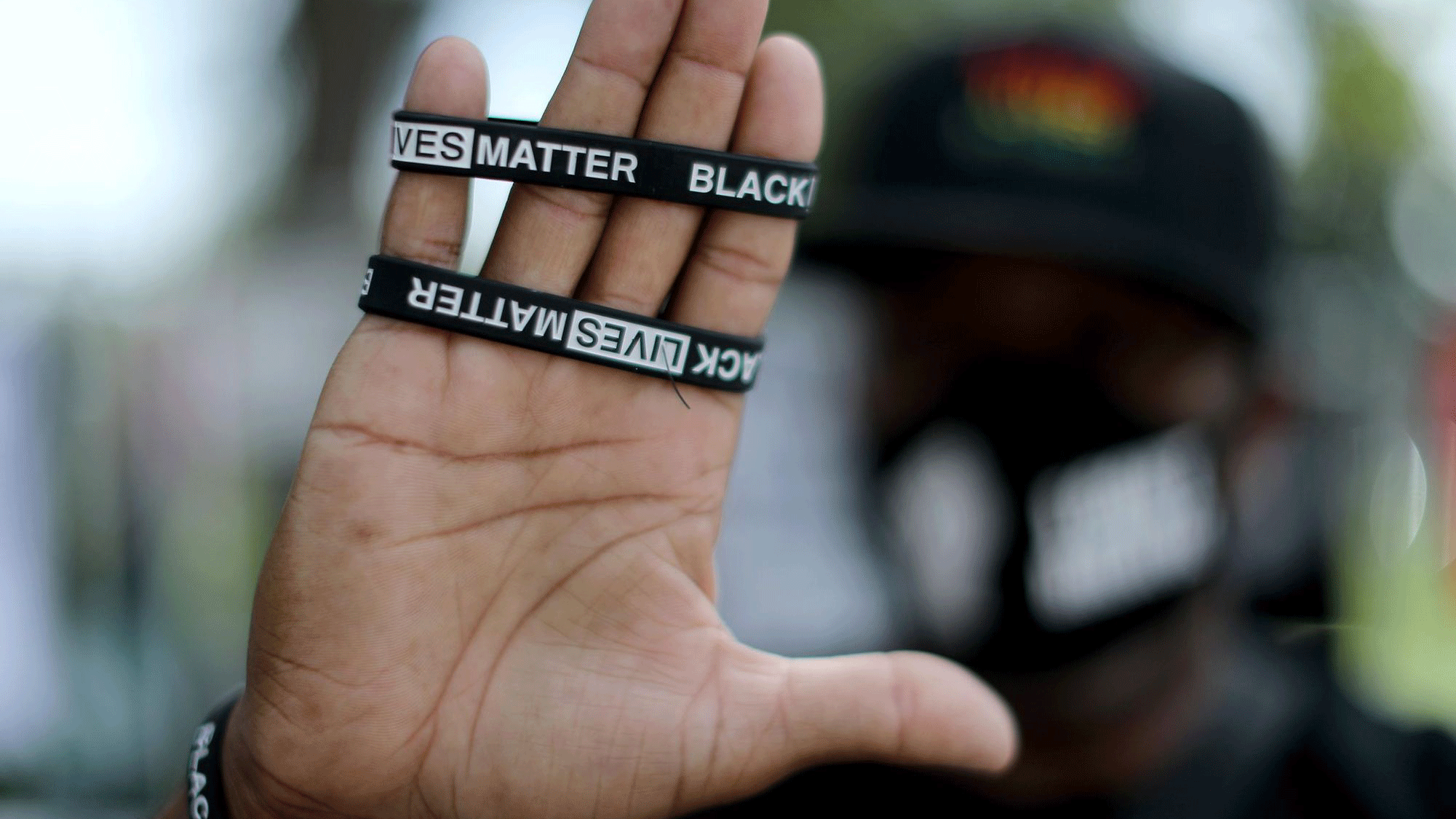 شعار حياة السود مهمة مرفوعاً في إحدى التظاهرات