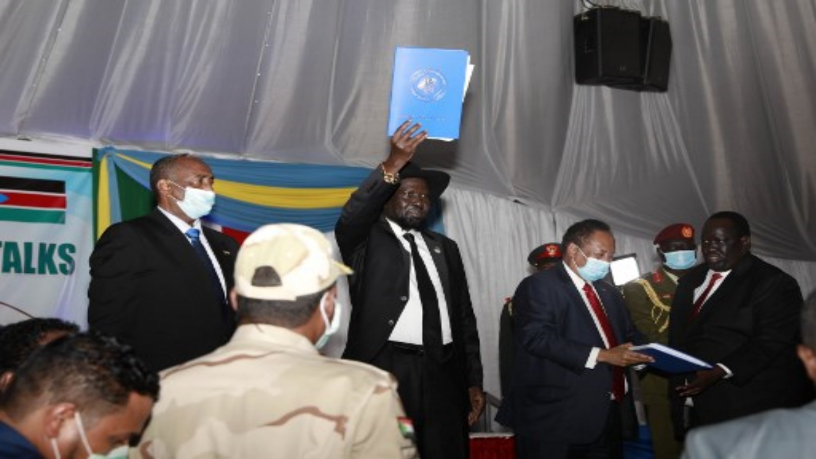 رئيس جنوب السودان سلفا كير يرفع وثيقة الاتفاق الذي تم في جوبا برعايته