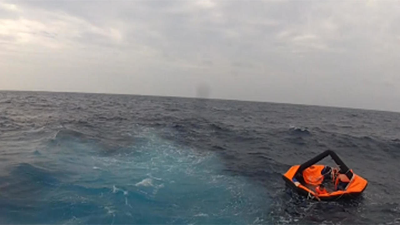 صورة من تسجيل فيديو وزعه خفر السواحل الياباني لانتشار ناج من غرق السفينة 